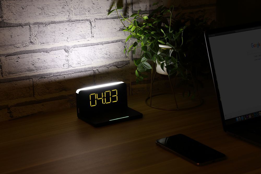 Часы настольные с беспроводным зарядным устройством Pitstop, черные - фото от интернет-магазина подарков Хочу Дарю