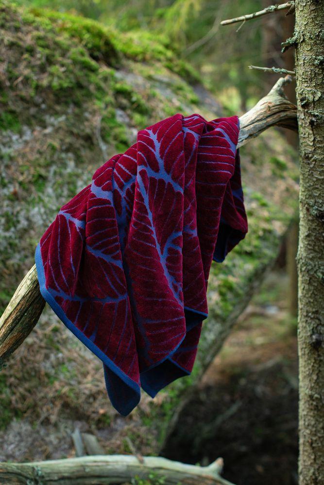 Полотенце In Leaf, большое, синее с бордовым - фото от интернет-магазина подарков Хочу Дарю